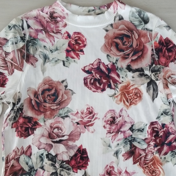 Ribbed Roses Top - Picture 2 of 3